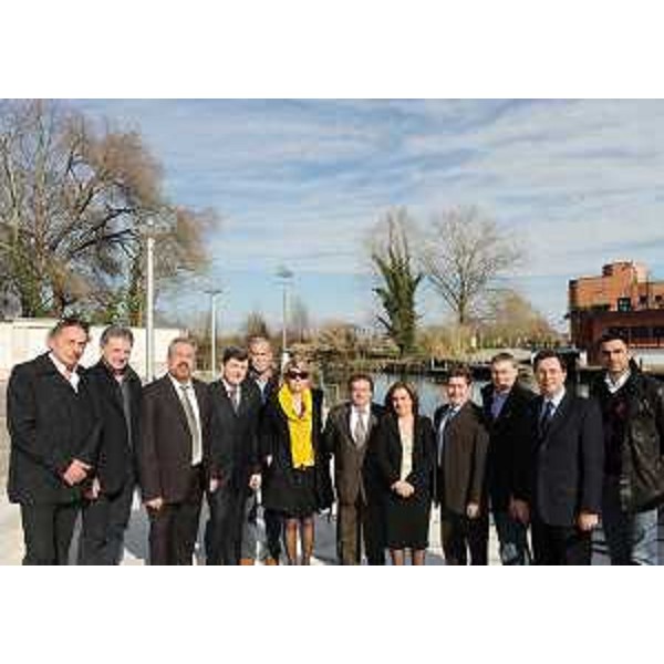 Federica Seganti (Assessore regionale Pianificazione territoriale, Autonomie locali e Sicurezza) con i Sindaci di Lignano Sabbiadoro, Carlino, Latisana, Marano Lagunare, Muzzana del Turgnano, Palazzolo dello Stella, Pocenia, Precenicco, Rivignano, Ronchis e Teor per l'accordo quadro tra Regione e "Riviera turistica friulana", a Precenicco. (Precenicco 16/03/09)
