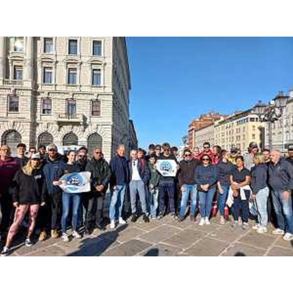 L'assessore Scoccimarro al centro con i ragazzi del Nautico e gli altri volontari - L'assessore Scoccimarro al centro con i ragazzi del Nautico e gli altri volontari