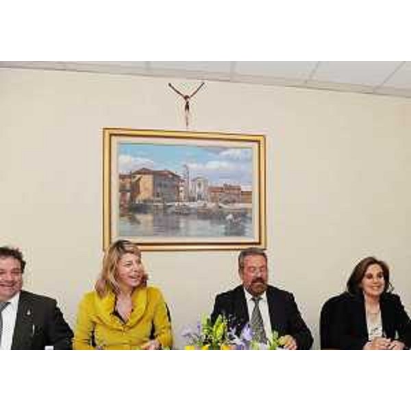 Federica Seganti (Assessore regionale Pianificazione territoriale, Autonomie locali e Sicurezza) al tavolo dell'accordo quadro tra Regione e "Riviera turistica friulana", in Municipio a Precenicco. (Precenicco 16/03/09)