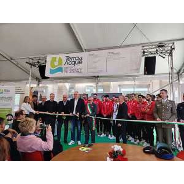 Il taglio del nastro dell'inaugurazione della fiera di San Simone, a Codroipo, a cui ha preso parte il presidente del Cr Fvg, Mauro Bordin, a fianco del sindaco Guido Nardini - Il taglio del nastro dell'inaugurazione della fiera di San Simone, a Codroipo, a cui ha preso parte il presidente del Cr Fvg, Mauro Bordin, a fianco del sindaco Guido Nardini