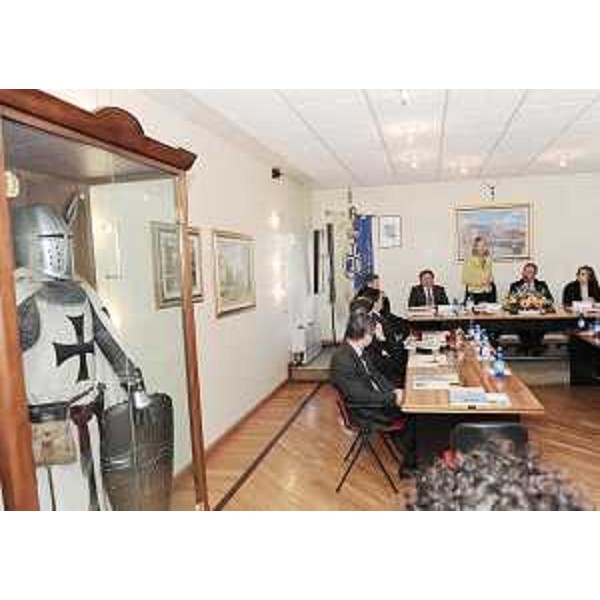 Federica Seganti (Assessore regionale Pianificazione territoriale, Autonomie locali e Sicurezza) al tavolo dell'accordo quadro tra Regione e "Riviera turistica friulana", in Municipio a Precenicco. (Precenicco 16/03/09)