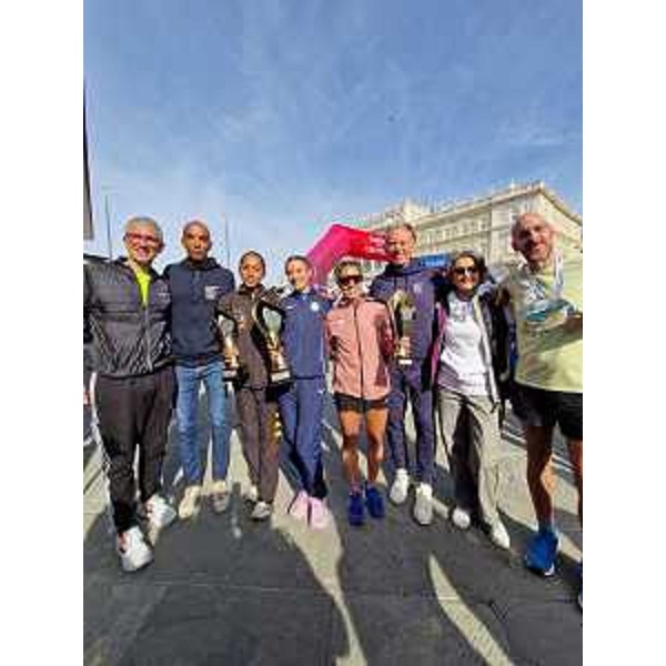 Gli assessori regionali Pierpaolo Roberti e Fabio Scoccimarro alle premiazioni in piazza Unità con Nadia Battocletti e le altre vincitrici della 10 K competitiva - Gli assessori regionali Pierpaolo Roberti e Fabio Scoccimarro alle premiazioni in piazza Unità con Nadia Battocletti e le altre vincitrici della 10 K competitiva