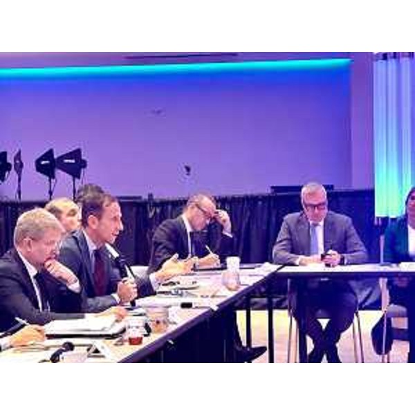 Il governatore Massimiliano Fedriga e l'assessore Sergio Emidio Bini durante la tavola rotonda - Il governatore Massimiliano Fedriga e l'assessore Sergio Emidio Bini durante la tavola rotonda