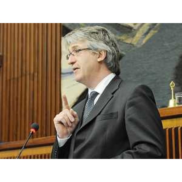 Renzo Tondo (Presidente Friuli Venezia Giulia) interviene in Consiglio regionale per informare sulle linee che la Giunta intende seguire per fronteggiare la situazione economica. (Trieste 18/03/09)