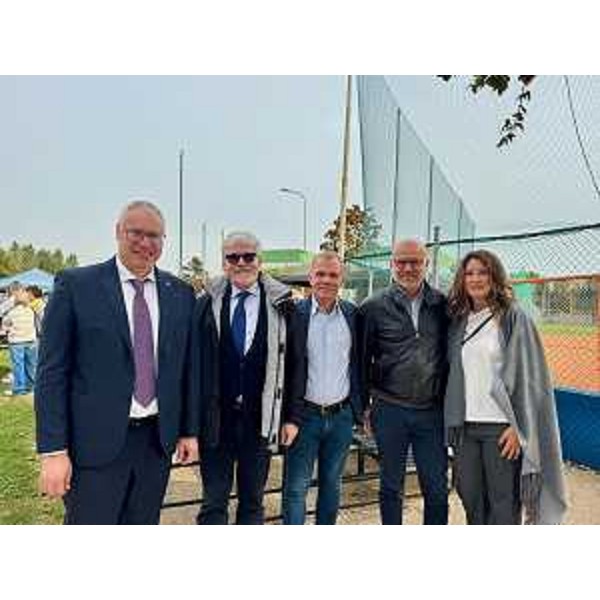 Il presidente del Cr Fvg, Mauro Bordin; Maurizio Scarpa, del Centro di coordinamento per le malattie rare del Fvg; Andrea Balducci, sindaco di Cervignano; Alessio Pini Prato, del presidio infantile Cesare Arrigo di Alessandria; la dirigente scolastica Barbara Tomba - Il presidente del Cr Fvg, Mauro Bordin; Maurizio Scarpa, del Centro di coordinamento per le malattie rare del Fvg; Andrea Balducci, sindaco di Cervignano; Alessio Pini Prato, del presidio infantile Cesare Arrigo di Alessandria; la dirigente scolastica Barbara Tomba