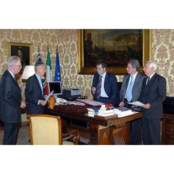 Riccardo Illy (Presidente Regione Friuli Venezia Giulia) con Romano Prodi (Presidente del Consiglio), Daniele Bertuzzi (Capo di Gabinetto della Presidenza della Regione) e Vittorio Zollia (Direttore Centrale del Segretariato Generale e Riforme Istituzionali) ritratti in occasione della firma del protocollo tra il Governo e la Regione Friuli Venezia Giulia. (Roma 06/10/06)