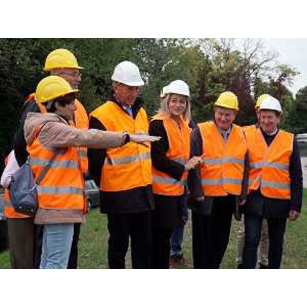 Il sopralluogo sulle sponde dellIsonzo nel Comune di San Canzian dIsonzo, che ha formalmente dato lavvio ai primi cantieri del complesso intervento di diaframmatura degli argini del fiume Isonzo. - Il sopralluogo sulle sponde dellIsonzo nel Comune di San Canzian dIsonzo, che ha formalmente dato lavvio ai primi cantieri del complesso intervento di diaframmatura degli argini del fiume Isonzo.