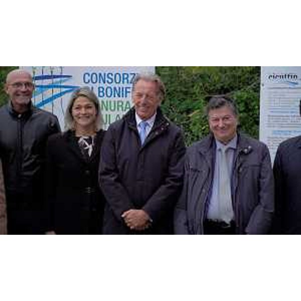 Lassessore regionale alla Difesa dellambiente, energia e sviluppo sostenibile Fabio Scoccimarro (al centro) in occasione del sopralluogo effettuato sulle sponde dellIsonzo nel Comune di San Canzian dIsonzo, che ha formalmente dato lavvio ai primi cantieri del complesso intervento di diaframmatura degli argini del fiume Isonzo. - Lassessore regionale alla Difesa dellambiente, energia e sviluppo sostenibile Fabio Scoccimarro (al centro) in occasione del sopralluogo effettuato sulle sponde dellIsonzo nel Comune di San Canzian dIsonzo, che ha formalmente dato lavvio ai primi cantieri del complesso intervento di diaframmatura degli argini del fiume Isonzo.