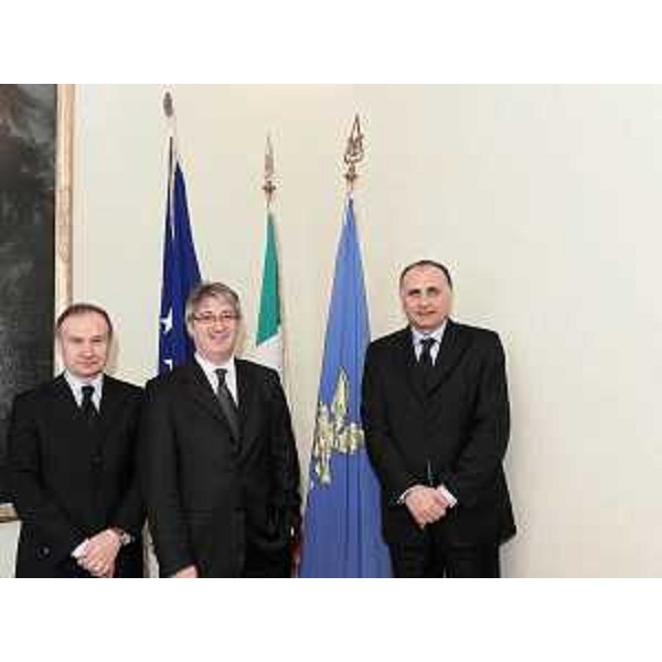 Renzo Tondo (Presidente Friuli Venezia Giulia) con Gianni Petrucci (Presidente nazionale CONI) e Francesco Purromuto (Presidente nazionale Federazione Pallamano) in Consiglio regionale a Trieste. (Trieste 18/03/09)