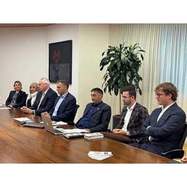 Il tavolo dei relatori: da destra Gabriele Greco, Michael Rodighiero, Giovanni D'Orlandi, il sindaco Mattiussi, il presidente Bordin, Barbara Cesca e Sara Bettuzzi, vicesindaco - Il tavolo dei relatori: da destra Gabriele Greco, Michael Rodighiero, Giovanni D'Orlandi, il sindaco Mattiussi, il presidente Bordin, Barbara Cesca e Sara Bettuzzi, vicesindaco 