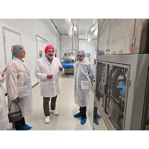 L'assessore regionale Stefano Zannier, a destra, durante la visita all'impianto di lavorazione dei formaggi - L'assessore regionale Stefano Zannier, a destra, durante la visita all'impianto di lavorazione dei formaggi