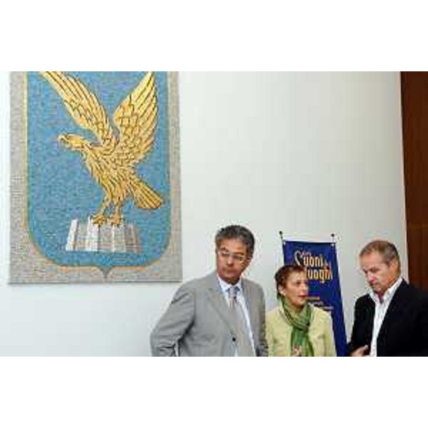 Roberto Anonaz (Assessore regionale all’istruzione, cultura, sport e pace) con Bergamin ritratti nel corso della conferenza stampa di chiusura della manifestazione "Nei Suoni dei Luoghi". (Trieste 10/10/06)