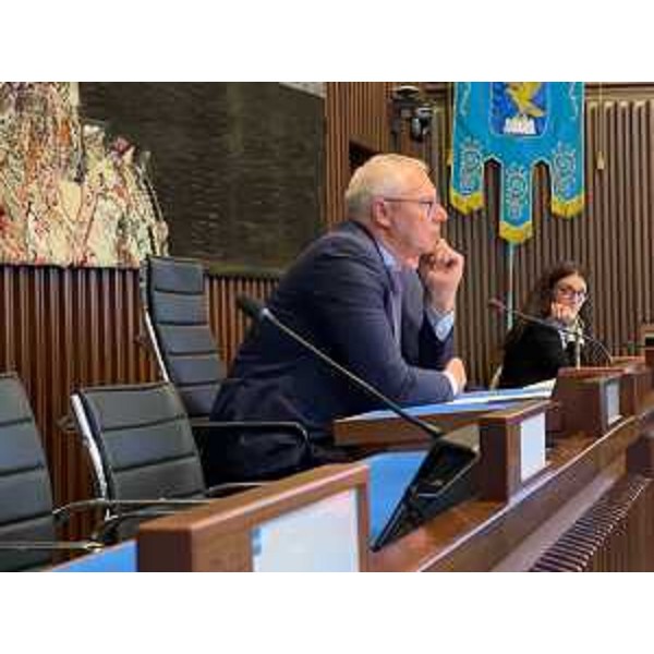 Il presidente del Consiglio regionale del Friuli Venezia Giulia, Mauro Bordin, mentre risponde alle domande dei giovani giuristi di Elsa - Il presidente del Consiglio regionale del Friuli Venezia Giulia, Mauro Bordin, mentre risponde alle domande dei giovani giuristi di Elsa