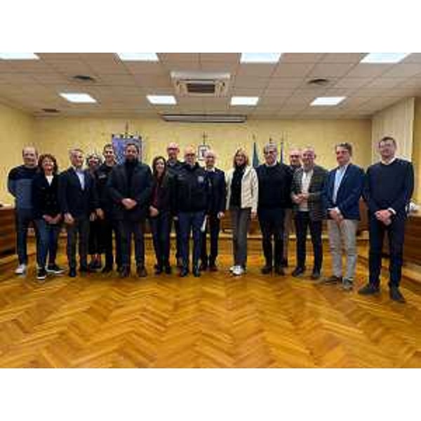 L'assessore regionale alla Protezione civile Riccardo Riccardi (al centro) con amministratoti e tecnici nel corso dell'incontro svoltosi a Latisana - L'assessore regionale alla Protezione civile Riccardo Riccardi (al centro) con amministratoti e tecnici nel corso dell'incontro svoltosi a Latisana