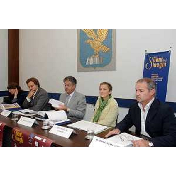 Roberto Anonaz (Assessore regionale all’istruzione, cultura, sport e pace) ritratto nel corso della conferenza stampa di chiusura della manifestazione "Nei Suoni dei Luoghi". (Trieste 10/10/06)