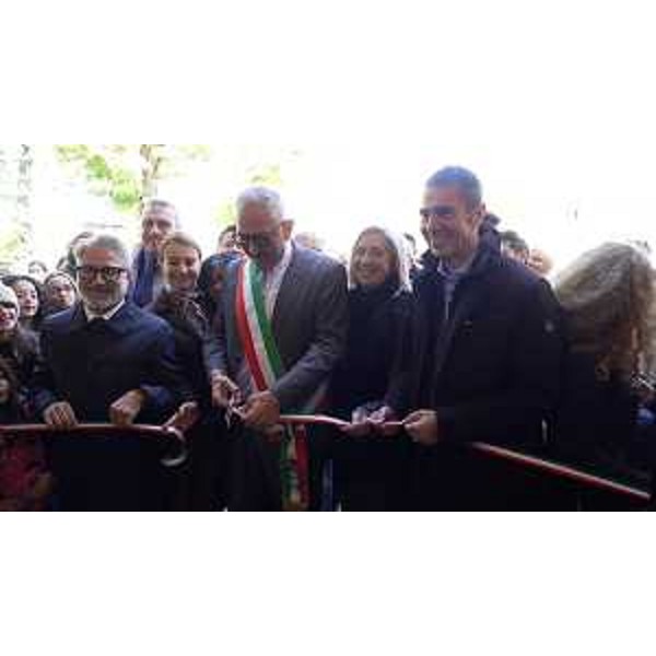 Al centro l'assessore Amirante al taglio del nastro - Al centro l'assessore Amirante al taglio del nastro