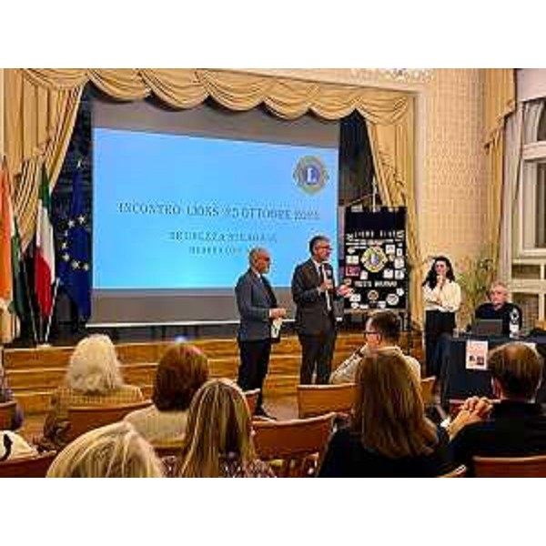 L'assessore regionale alla Sicurezza Pierpaolo Roberti all'evento organizzato dal Lions Club Trieste Miramar, in collaborazione con il Lions Club Trieste Audace, il Leo Club Trieste e il Circolo unificato dell'Esercito sulle "Tecniche di guida sicura" con docente la campionessa Alessandra Merluzzi - L'assessore regionale alla Sicurezza Pierpaolo Roberti all'evento organizzato dal Lions Club Trieste Miramar, in collaborazione con il Lions Club Trieste Audace, il Leo Club Trieste e il Circolo unificato dell'Esercito sulle "Tecniche di guida sicura" con docente la campionessa Alessandra Merluzzi