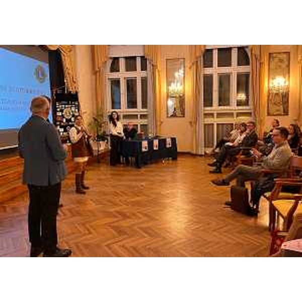 L'evento organizzato dal Lions Club Trieste Miramar, in collaborazione con il Lions Club Trieste Audace, il Leo Club Trieste e il Circolo unificato dell'Esercito sulle "Tecniche di guida sicura" con docente la campionessa Alessandra Merluzzi - L'evento organizzato dal Lions Club Trieste Miramar, in collaborazione con il Lions Club Trieste Audace, il Leo Club Trieste e il Circolo unificato dell'Esercito sulle "Tecniche di guida sicura" con docente la campionessa Alessandra Merluzzi