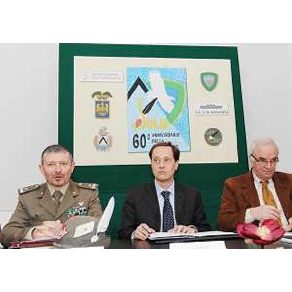 Gianfranco Rossi (Generale Alpini), Luca Ciriani (Vicepresidente FVG e Assessore regionale Attività produttive) ed Enzo Cainero (Presidente Comitato organizzatore) alla presentazione del raduno previsto in occasione del 60° anniversario della costituzione della Brigata alpina 'Julia', nella Caserma "di Prampero". (Udine 23/03/09)