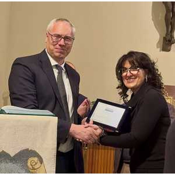 Il presidente del Cr Fvg, Mauro Bordin, consegna la targa alla presidente della Corale, Annamaria Chiandotto - Il presidente del Cr Fvg, Mauro Bordin, consegna la targa alla presidente della Corale, Annamaria Chiandotto