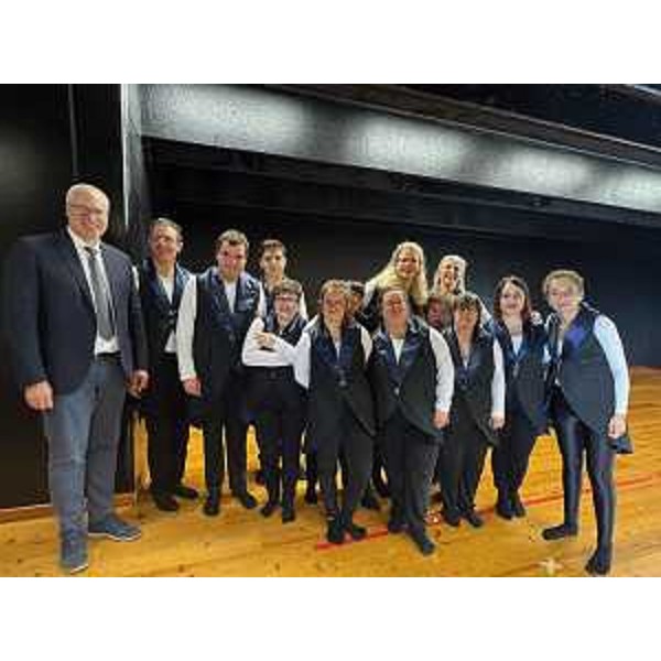 Il presidente del Cr Fvg, Mauro Bordin, primo da sinistra nella foto di gruppo con i protagonisti dell'Opalus Ballet - Il presidente del Cr Fvg, Mauro Bordin, primo da sinistra nella foto di gruppo con i protagonisti dell'Opalus Ballet