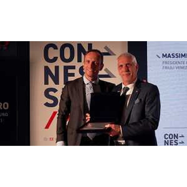 Il governaotre Massimiliano Fedriga consegna una targa al presidente Confcommercio Pn Fabio Pillon - Il governaotre Massimiliano Fedriga consegna una targa al presidente Confcommercio Pn Fabio Pillon
