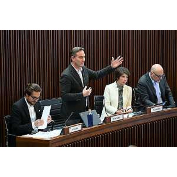 Il capogruppo Massimo Moretuzzo e i banchi del Patto per l'Autonomia-Civica Fvg - Il capogruppo Massimo Moretuzzo e i banchi del Patto per l'Autonomia-Civica Fvg