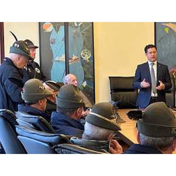 Markus Maurmair (FdI) con gli alpini in Consiglio regionale, a Trieste - Markus Maurmair (FdI) con gli alpini in Consiglio regionale, a Trieste