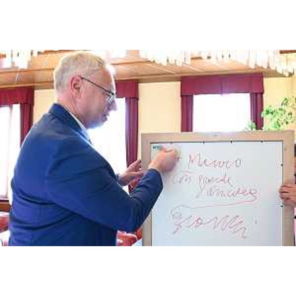 Il presidente del Cr, Mauro Bordin, e sul retro del quadro la dedica dell'artista - Il presidente del Cr, Mauro Bordin, e sul retro del quadro la dedica dell'artista