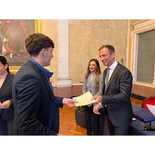 La consegna degli attestati di merito agli studenti dell'Istituto Mattei di Latisana da parte del governatore Fedriga e della consigliera Maddalena Spagnolo - La consegna degli attestati di merito agli studenti dell'Istituto Mattei di Latisana da parte del governatore Fedriga e della consigliera Maddalena Spagnolo