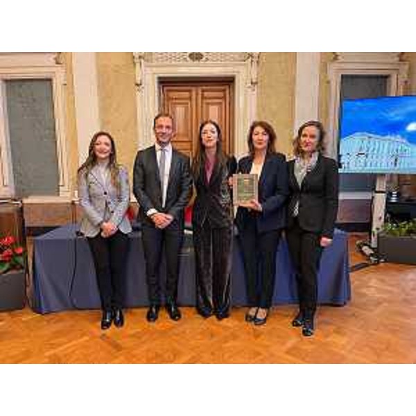 La dirigente e i docenti dell'Istituto Mattei con il governatore Fedriga nel Palazzo della Regione - La dirigente e i docenti dell'Istituto Mattei con il governatore Fedriga nel Palazzo della Regione