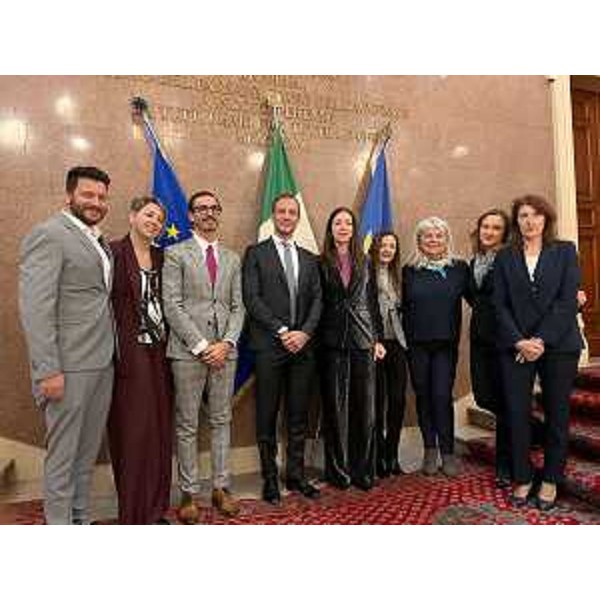 La dirigente e i docenti dell'Istituto Mattei con il governatore Fedriga nel Palazzo della Regione - La dirigente e i docenti dell'Istituto Mattei con il governatore Fedriga nel Palazzo della Regione