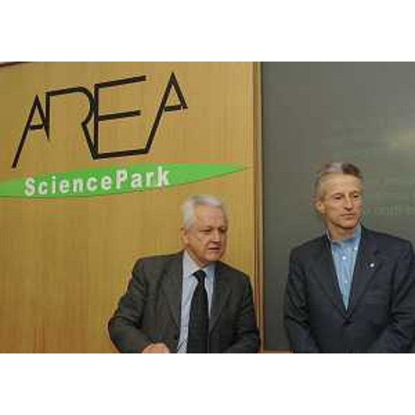 Guido Possa (Vice ministro Università e Ricerca) e Riccardo Illy (Presidente FVG) alla quarta Conferenza annuale degli Enti di ricerca nel Friuli Venezia Giulia, nel Centro congressi dell'Area Science Park di Padriciano (Trieste). (Trieste 24/02/05) 