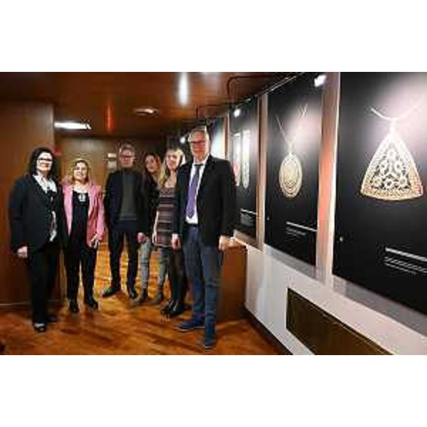 Il presidente del Cr Fvg, Mauro Bordin, visita la mostra dei merletti - Il presidente del Cr Fvg, Mauro Bordin, visita la mostra dei merletti