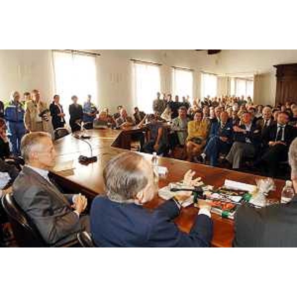 Riccardo Illy (Presidente Regione Friuli Venezia Giulia) con il Giulio Andreotti (Senatore a vita) alla cerimonia di commemorazione a 30 anni dal sisma che sconvolse il Friuli. (Fagagna 11/10/06)