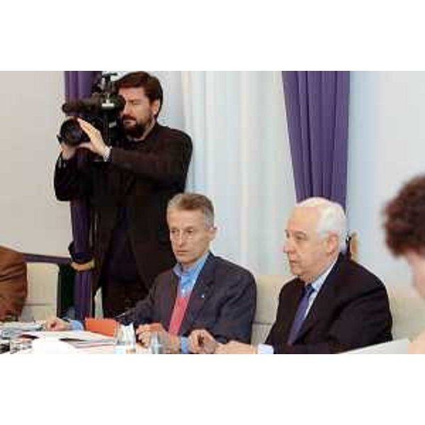 Illy (Presidente FVG) e Zollia (Segretario generale) nel corso della riunione della Giunta regionale, a Trieste. (Trieste 04/03/05)