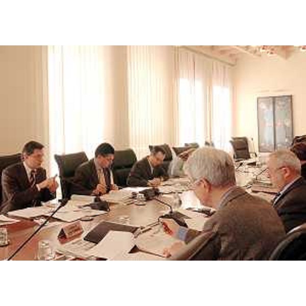 Beltrame (Assessore regionale Sanità) presenta il Piano regionale per la riabilitazione, in sede di III Commissione consiliare a Trieste. (Trieste 08/03/05)