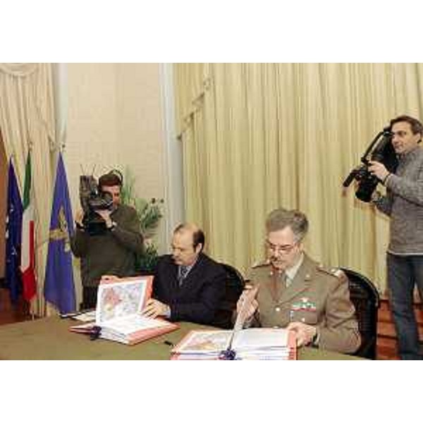 Gianfranco Moretton (Assessore regionale Ambiente) e Andrea Caso (Generale di Brigata, Comandante regionale Reclutamento e Forze di Complemento) per la firma dei disciplinari d'uso dei poligoni di tiro regionali. (Trieste 25/01/05)