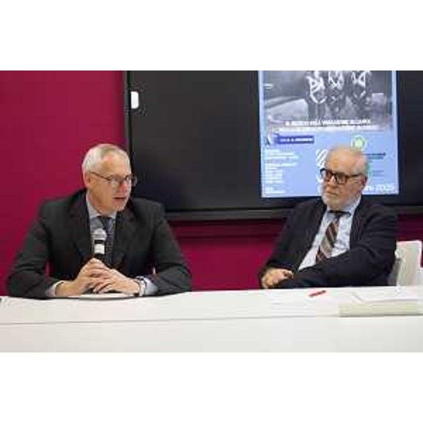L'intervento del presidente Bordin, al tavolo dei relatori con Roberto Volpetti (Associazione partigiani Osoppo) - L'intervento del presidente Bordin, al tavolo dei relatori con Roberto Volpetti (Associazione partigiani Osoppo)