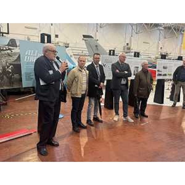 Un altro momento dell'inaugurazione della mostra all'istituto Malignani: il presidente Bordin è il secondo da destra - Un altro momento dell'inaugurazione della mostra all'istituto Malignani: il presidente Bordin è il secondo da destra