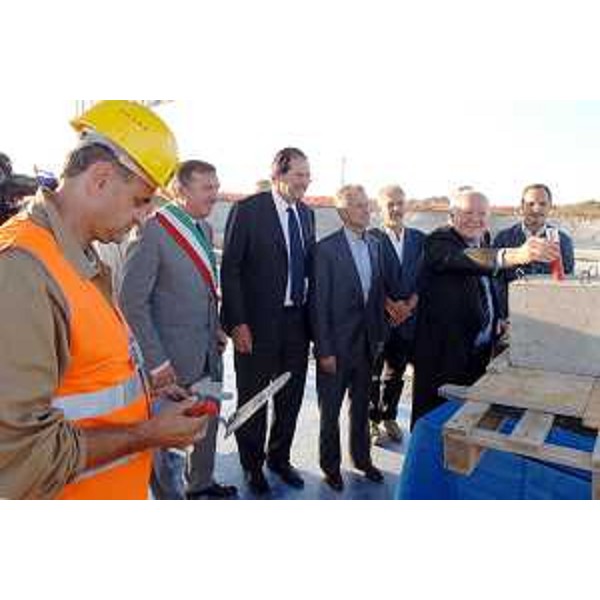 Riccardo Illy (Presidente Regione Friuli Venezia Giulia) e Giancarlo Galan (Presidente Regione Veneto) hanno posato la prima pietra del nuovo complesso commerciale del gruppo Sorelle Ramonda. (Ronchi dei Legionari 11/10/06)