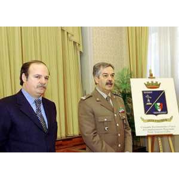 Gianfranco Moretton (Assessore regionale Ambiente) e Andrea Caso (Generale di Brigata, Comandante regionale Reclutamento e Forze di Complemento) per la firma dei disciplinari d'uso dei poligoni di tiro regionali. (Trieste 25/01/05)