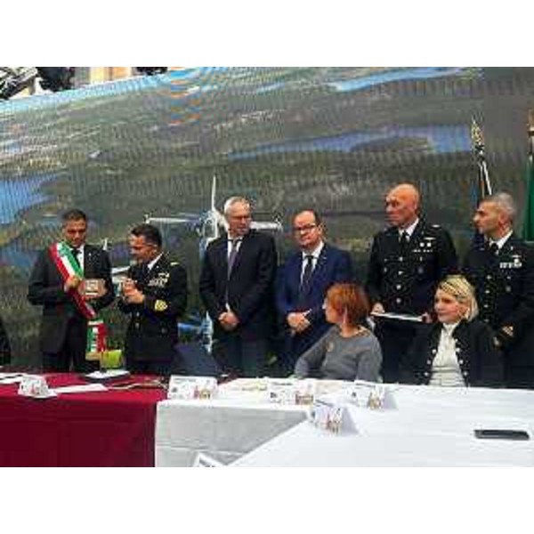 La consegna della cittadinanza onoraria al Secondo Stormo dell'Aeronautica, nella persona del comandante colonnello Giovanni Lodato - La consegna della cittadinanza onoraria al Secondo Stormo dell'Aeronautica, nella persona del comandante colonnello Giovanni Lodato