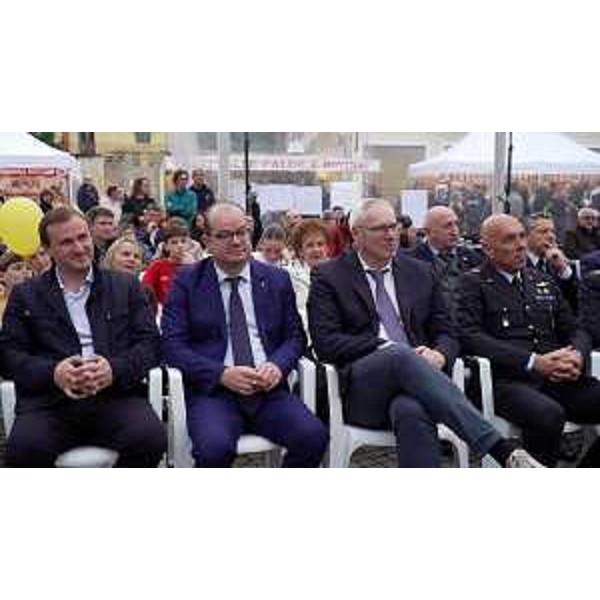 Anzil con le autorità presenti alla cerimonia pubblica - Anzil con le autorità presenti alla cerimonia pubblica