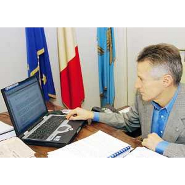 Illy (Presidente FVG) appone la prima firma digitale su due decreti usando la smart-card personale per la prima volta. (Trieste 04/01/05)