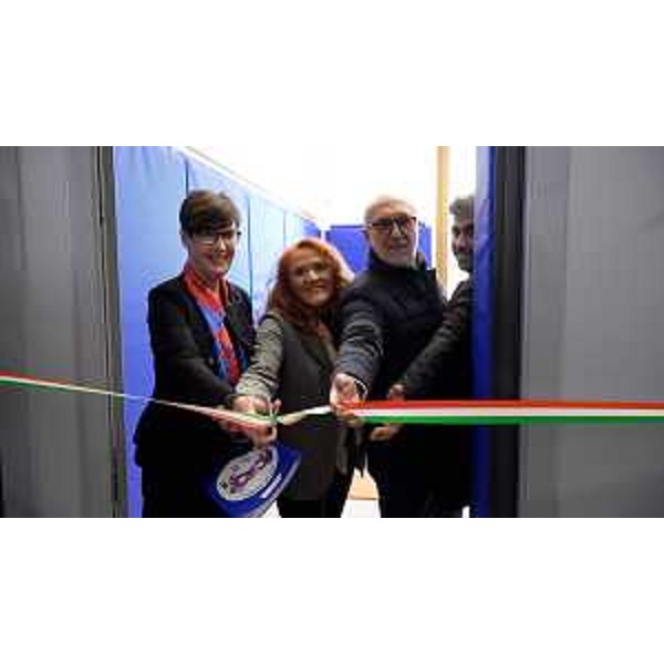 Il taglio del nastro dell'aula multisensoriale alla Scuola secondaria di primo grado A. Manzoni di Udine, alla presenza dell'assessore regionale alla Salute Riccardo Riccardi, della presidente della Fondazione ProgettoAutismo Elena Bulfone, dell'assessore all'Istruzione del Comune di Udine Federico Angelo Pirone e della dirigente scolastica Rosaria Arfè - Il taglio del nastro dell'aula multisensoriale alla Scuola secondaria di primo grado A. Manzoni di Udine, alla presenza dell'assessore regionale alla Salute Riccardo Riccardi, della presidente della Fondazione ProgettoAutismo Elena Bulfone, dell'assessore all'Istruzione del Comune di Udine Federico Angelo Pirone e della dirigente scolastica Rosaria Arfè