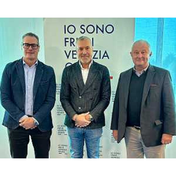 L'assessore regionale Sergio Emidio Bini (al centro). A destra nella foto il presidente della Fondazione San Daniele Maurizio Variola, primo a sinistra il segretario generale Mario Emilio Cichetti - L'assessore regionale Sergio Emidio Bini (al centro). A destra nella foto il presidente della Fondazione San Daniele Maurizio Variola, primo a sinistra il segretario generale Mario Emilio Cichetti