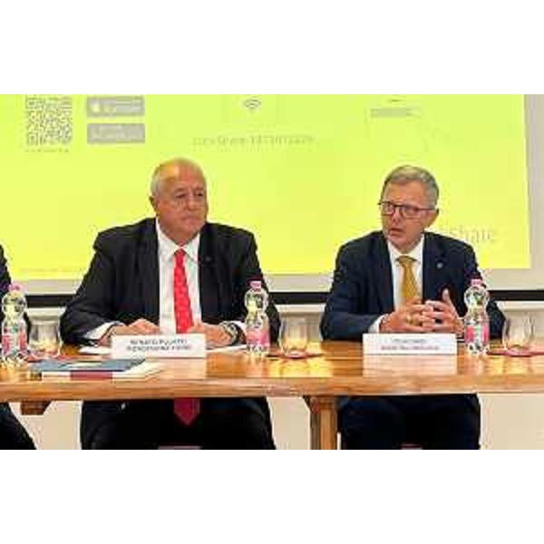 L'assessore regionale Stefano Zannier (a destra) con il presidente della Fiera di Pordenone Renato Pujatti (a sinistra) - L'assessore regionale Stefano Zannier (a destra) con il presidente della Fiera di Pordenone Renato Pujatti (a sinistra)