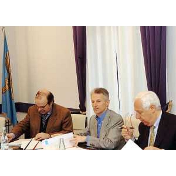 Moretton (Assessore regionale Ambiente), Illy (Presidente FVG) e Zollia (Segretario generale) nel corso della riunione di Giunta, a Trieste. (Trieste 24/03/05)