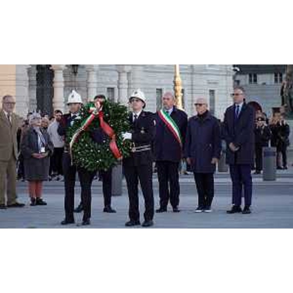 L'assessore regionale Pierpaolo Roberti (primo a destra) alle cerimonie del 3 Novembre a Trieste - L'assessore regionale Pierpaolo Roberti (primo a destra) alle cerimonie del 3 Novembre a Trieste